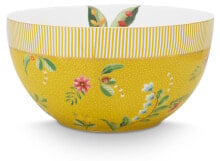 Dishes and salad bowls for serving