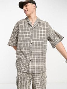 Купить бежевые мужские рубашки collusion: COLLUSION festival skater short sleeve shirt co-ord in stone check