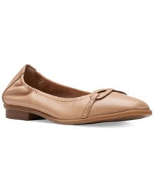 Бежевые женские лоферы Clarks купить от $115