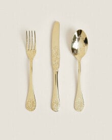 Decorative engraved cutlery set