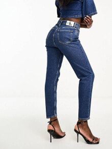 Calvin Klein Jeans – Mom-Jeans in dunkler Waschung