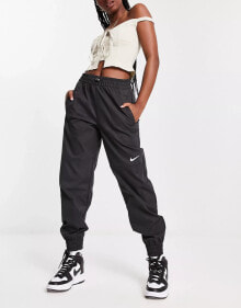 Nike – Swoosh – Cargohose aus Webstoff in Schwarz