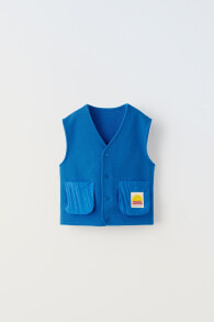 Gilet with contrast pockets and label