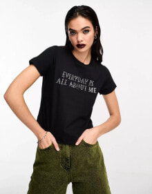 ASOS DESIGN – Wednesday Addams – Knapp geschnittenes T-Shirt in Schwarz mit lizenziertem Grafikprint mit Nieten und Slogan