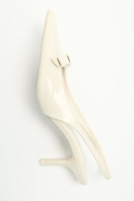 Patent-finish heeled shoe with bow