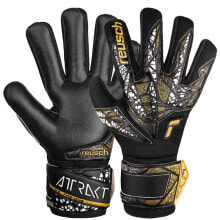 Goalkeeper gloves for football