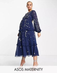 ASOS DESIGN Maternity – Gestuftes Midikleid in Marineblau mit Wildblumen-Stickerei