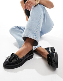 River Island – Loafer in schwarzer Lackoptik mit Quasten