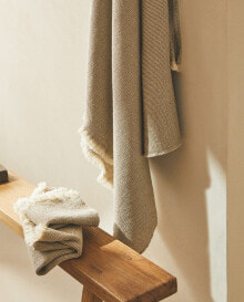 Waffle-knit cotton towel with fringing
