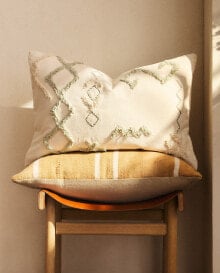 Cushion cover with geometric motifs