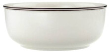 Dishes and salad bowls for serving