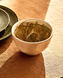 Stoneware bowl with pattern