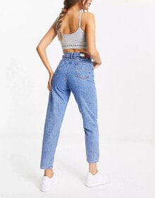 Tommy Jeans – Mom-Jeans in mittlerer Waschung mit extrem hohem Bund