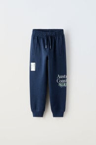 Jogging trousers with label