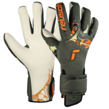 Goalkeeper gloves for football