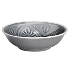 Dishes and salad bowls for serving