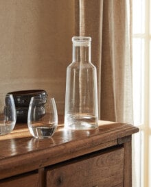 Jugs, decanters and decanters