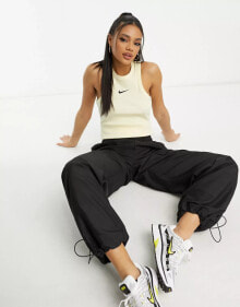 Nike Trend – Geripptes Tanktop in Alabaster-Creme