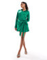 In The Style x Perrie Sian exclusive satin wrap tie side mini shirt dress in emerald green Зеленый, 34 - фото #1