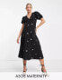 ASOS DESIGN Maternity – Gestuftes Midikleid in Schwarz mit Spitzenbesatz und rosa Rosen-Stickereien