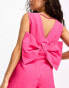 Фото #4 товара River Island Petite – Eleganter Playsuit in leuchtendem Rosa mit Knopfleiste und Schleife hinten