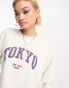 Фото #2 товара Reclaimed Vintage – Unisex-Sweatshirt in Ecru mit „Tokyo“-Print im College-Look und Rundhalsausschnitt