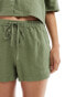 Фото #5 товара Pull&Bear – Leinenshorts in Khaki mit Kordelzug in der Taille, Kombiteil