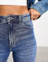 Bershka – Bootcut-Jeans in mittelblauer Waschung mit hohem Bund