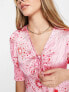 Neon Rose – Midi-Freizeitkleid aus Satin in Rosa mit Himmelskörper-Print in Rosa und geraffter Brustpartie