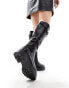 Фото #4 товара SEQWL Wide Fit – Flache, kniehohe Reiterstiefel in Schwarz, weite Passform