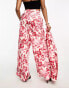 Forever New Petite satin trouser co-ord in red floral print Rotes Blumenmuster, 34 - фото #6