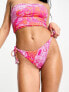 Vero Moda – Seitlich gebundene Bikinihose mit Schlangenmuster in Rosa und hohem Beinausschnitt