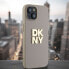 DKNY DKNY Wrist Strap Stock Logo - Etui iPhone 15 Pro (beżowy)