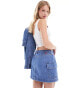 Фото #4 товара Levi's mini cargo denim skirt in mid blue