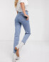 Фото #2 товара Stradivarius – Schmal geschnittene Mom-Jeans aus Baumwolle mit Stretchanteil in verwaschenem Blau - MBLUE