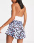 ASOS DESIGN – Ausgestellte Shorts mit blauem Blumenmuster