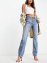 ASOS DESIGN – Hochwertige Jeans aus Baumwollmix in mittlerer Waschung mit geradem Schnitt und mittelhohem Bund - MBLUE
