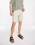 Bershka – Jeans-Shorts in Beige mit Umschlag