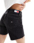 Tommy Jeans Maddie mid waist denim shorts in black wash Черный, W29 - фото #3