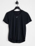 Nike Training – One Dri-FIT Standard Fit – T-Shirt in Schwarz in regulärer Passform