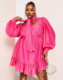 Фото #3 товара ASOS LUXE Curve – Minikleid in Rosa mit Körbchen, Blousonärmeln und Schluppe