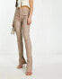 Фото #1 товара ASOS DESIGN – Figurformende, beschichtete Skinny-Schlagjeans aus Superstretch in Beige mit geschlitztem Saum