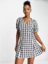 Фото #4 товара Monki mini smock dress with puff sleeves in monochrome gingham