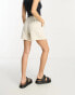 ASOS DESIGN Petite – Dad-Shorts in Steinbeige mit Leinenanteil