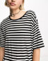 Женское повседневное платье Noisy May Schwarz und weiß gestreiftes T-Shirt-Kleid in Midilänge black & white stripe, M - фото #6