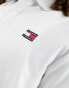 Фото #2 товара Tommy Jeans regular badge logo polo shirt in white