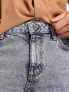 ASOS DESIGN – Schmal geschnittene Jeansshorts in blauer Acid-Waschung, mittlere Länge