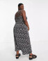 ASOS DESIGN Curve plisse strappy maxi dress in black and white ditsy floral Schwarzweiß mit Ditsy-Muster, 50 - фото #2