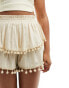 Фото #4 товара ASOS DESIGN – Gestufte Rüschen-Shorts in Steinbeige mit Bommelbesatz