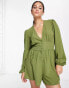 ASOS DESIGN – Playsuit aus khaki Kreppstoff mit tiefem Ausschnitt und Puffärmeln Зеленый, 34 - фото #1